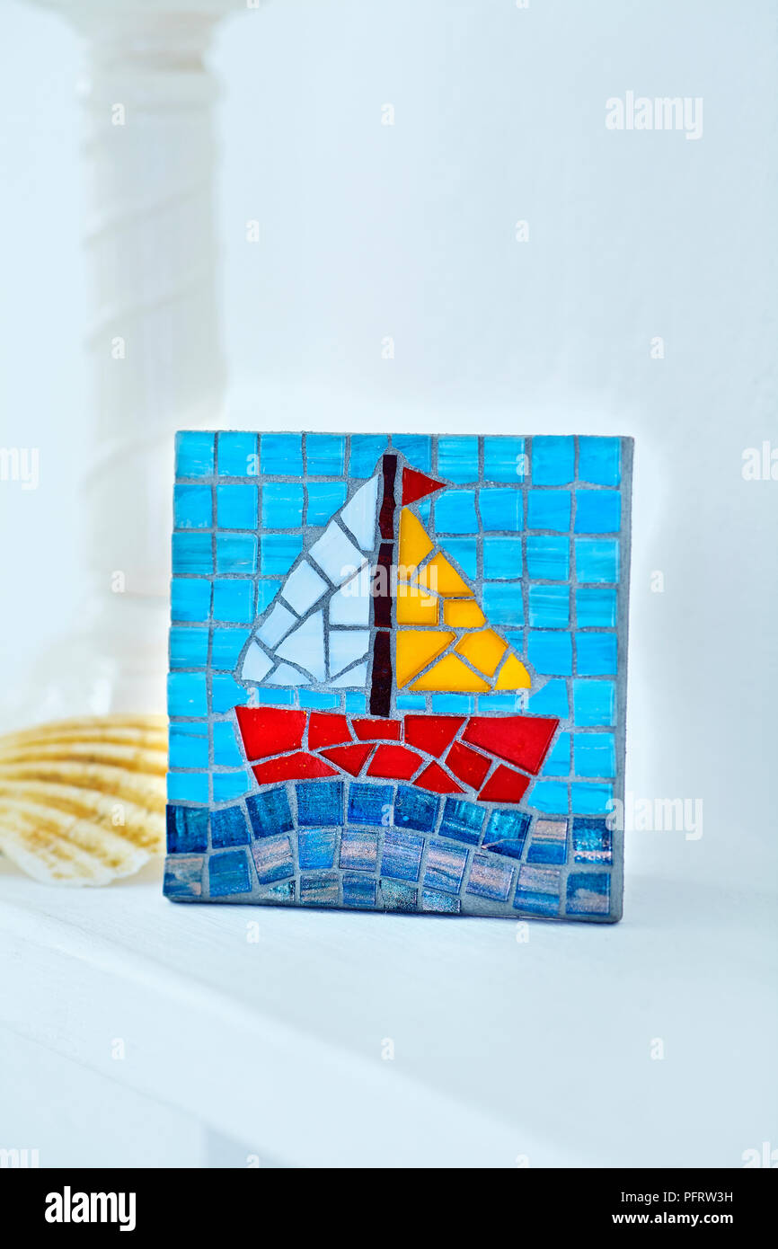 Mosaik Fliese mit einem Segelboot Stockfoto