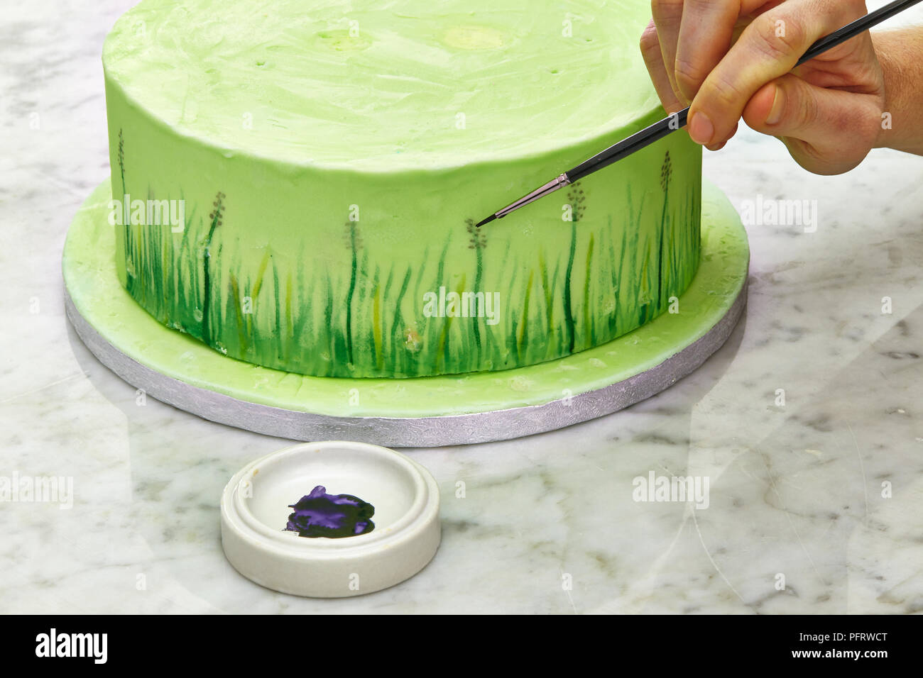 Malerei Gras und Blumen Muster auf einem Kuchen Stockfoto