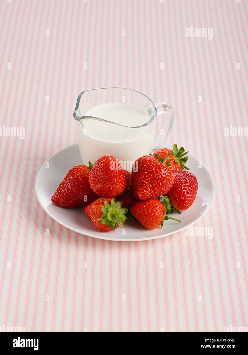 Krug Milch und Erdbeeren Stockfoto