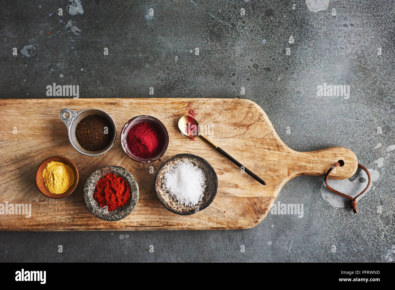 Hinzufügen von Aromen zu Schokolade Stockfoto