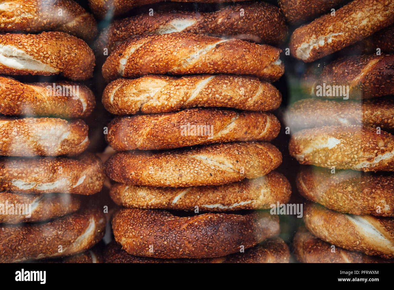 Stapel von simit Brot zu einem Straße in Istanbul, Türkei Abschaltdruck Stockfotografie Alamy