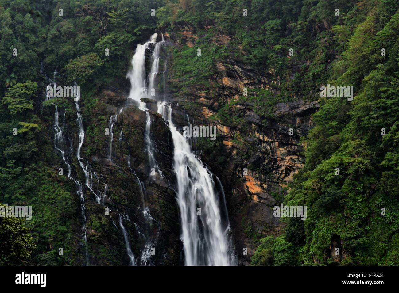 Wasser fällt aus der Ferne, wenn kein Nebel ist. Stockfoto