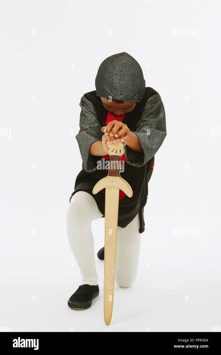 Junge verkleidet als Ritter mit Holzschwert Stockfoto