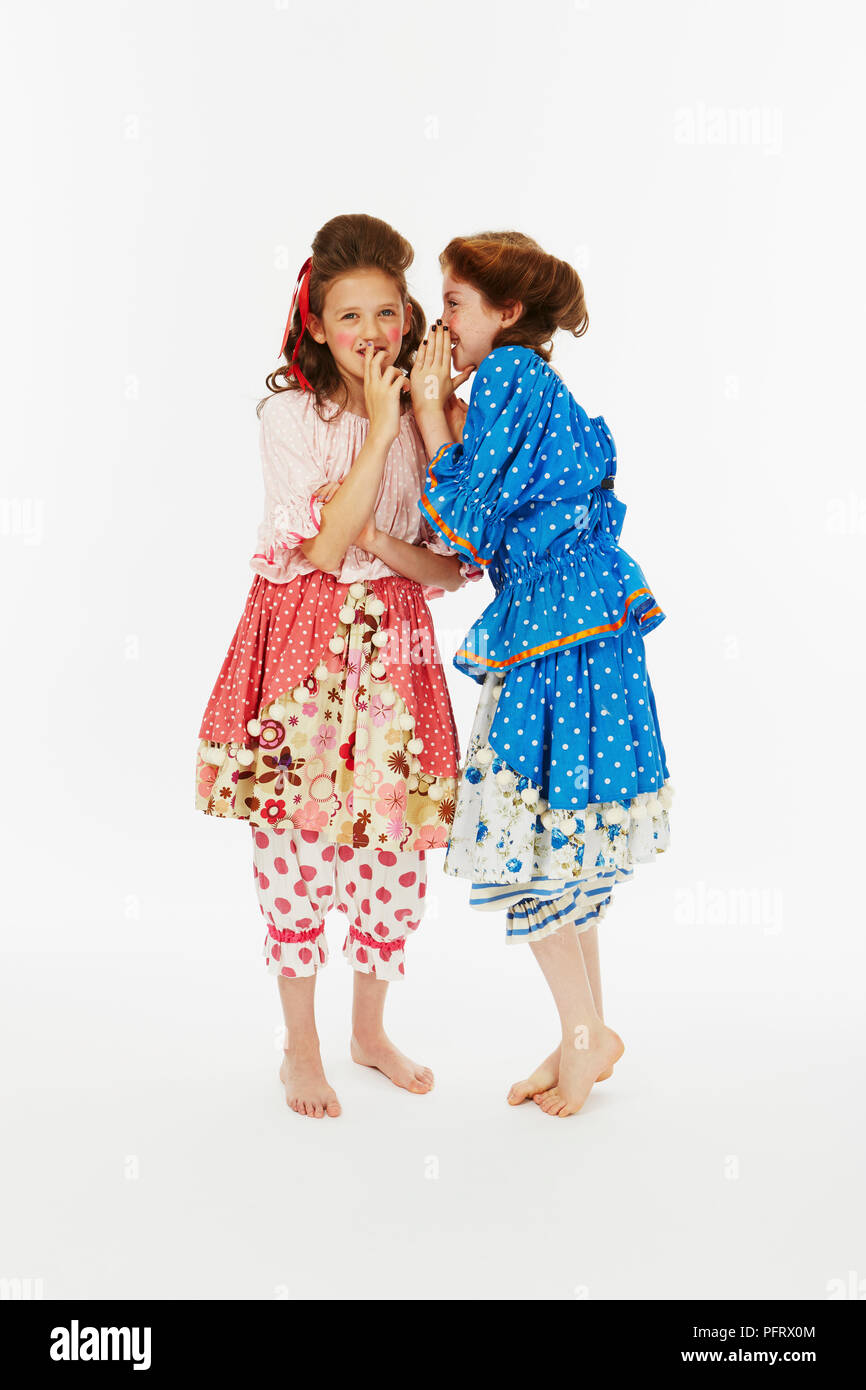 Zwei Mädchen als Schwestern Cinderella's in blau und rosa Kostüm gekleidet Stockfoto