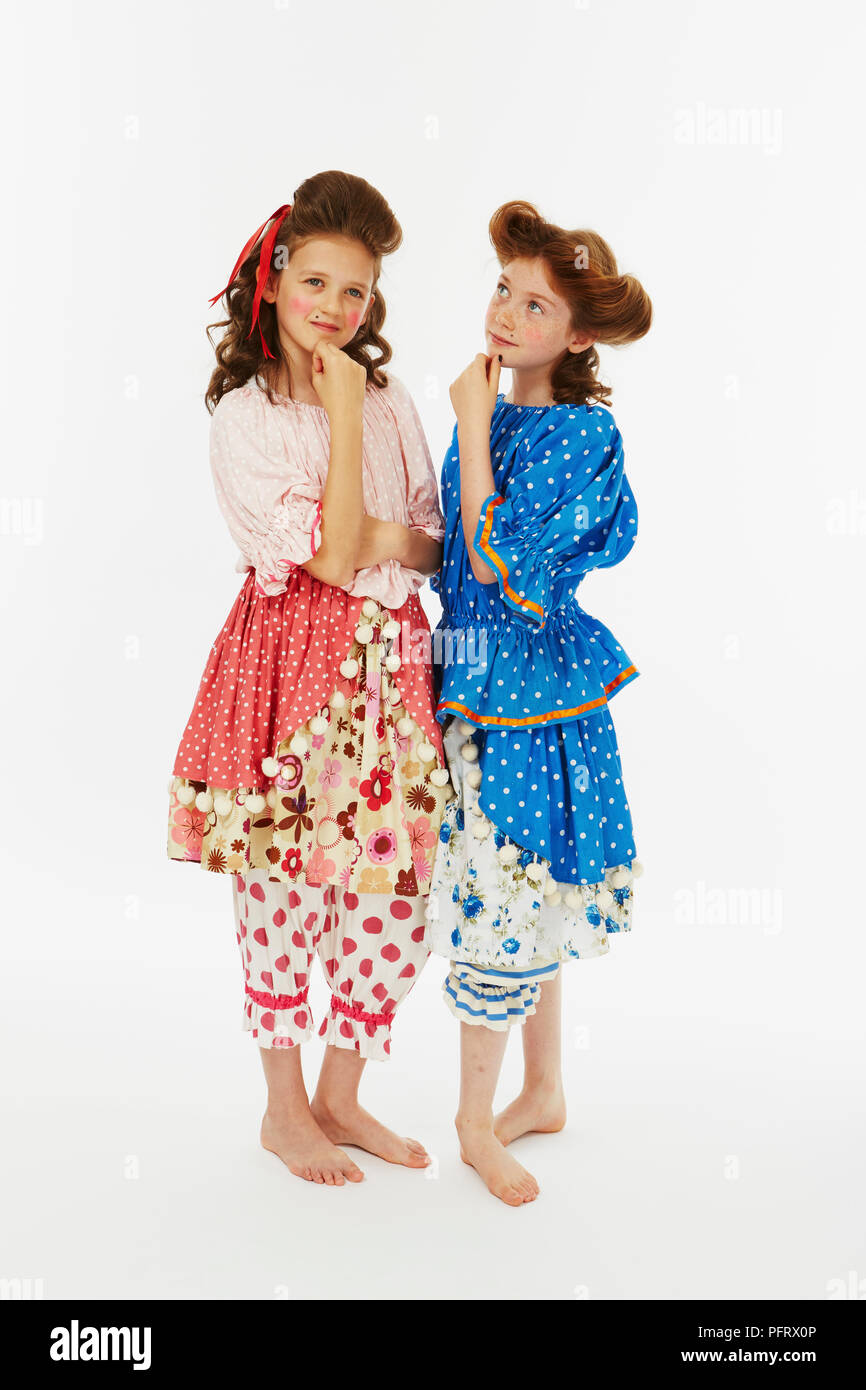 Zwei Mädchen als Schwestern Cinderella's in blau und rosa Kostüm gekleidet Stockfoto