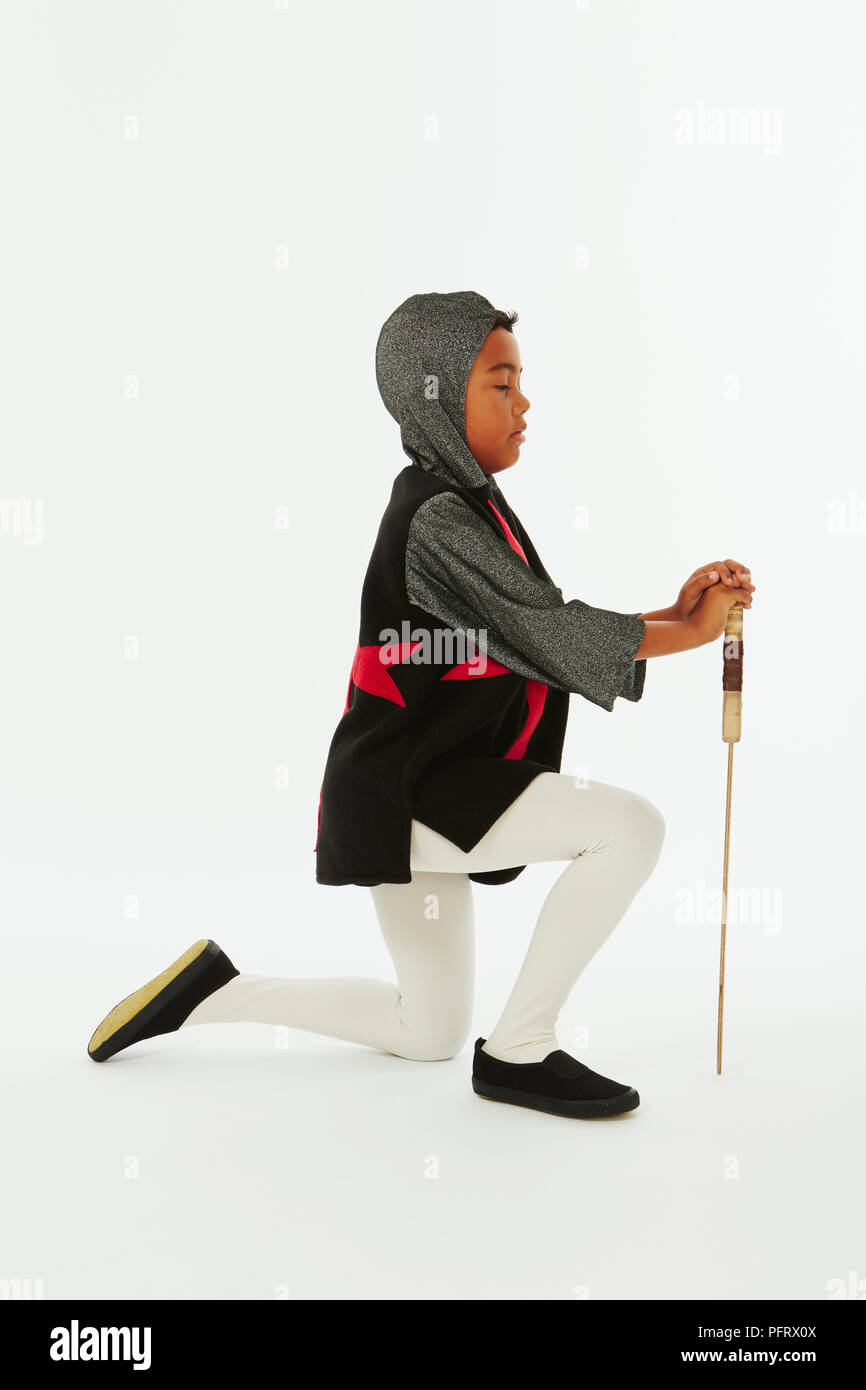 Junge verkleidet als Ritter mit Holzschwert Stockfoto