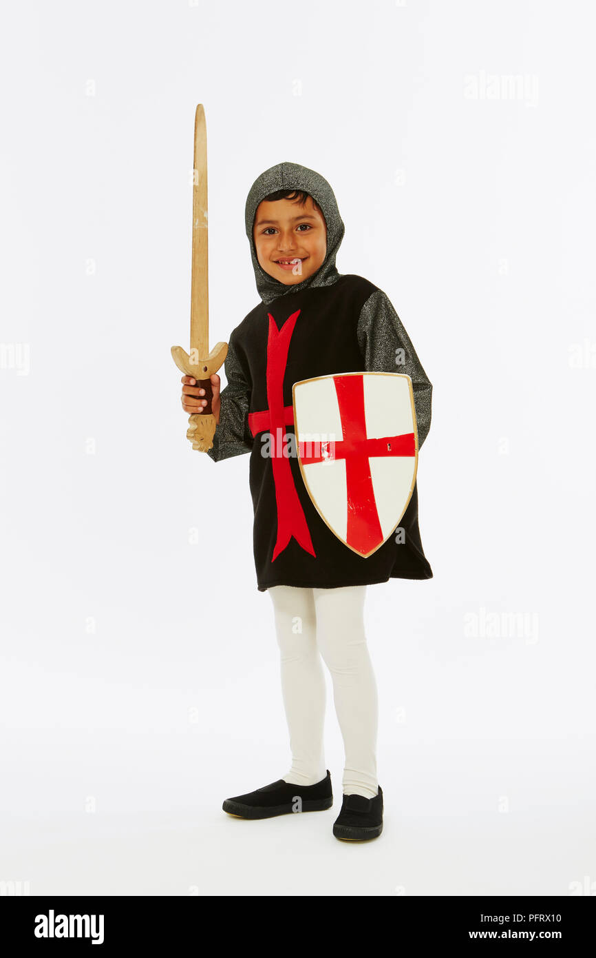 Junge in Ritter Kostüm mit Schwert und Schild gekleidet Stockfoto
