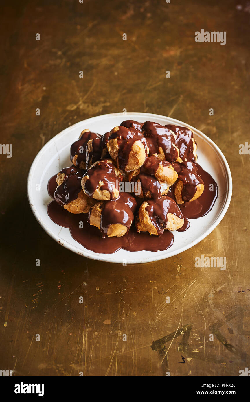 Schokolade Profiteroles mit Creme Chantilly Stockfoto