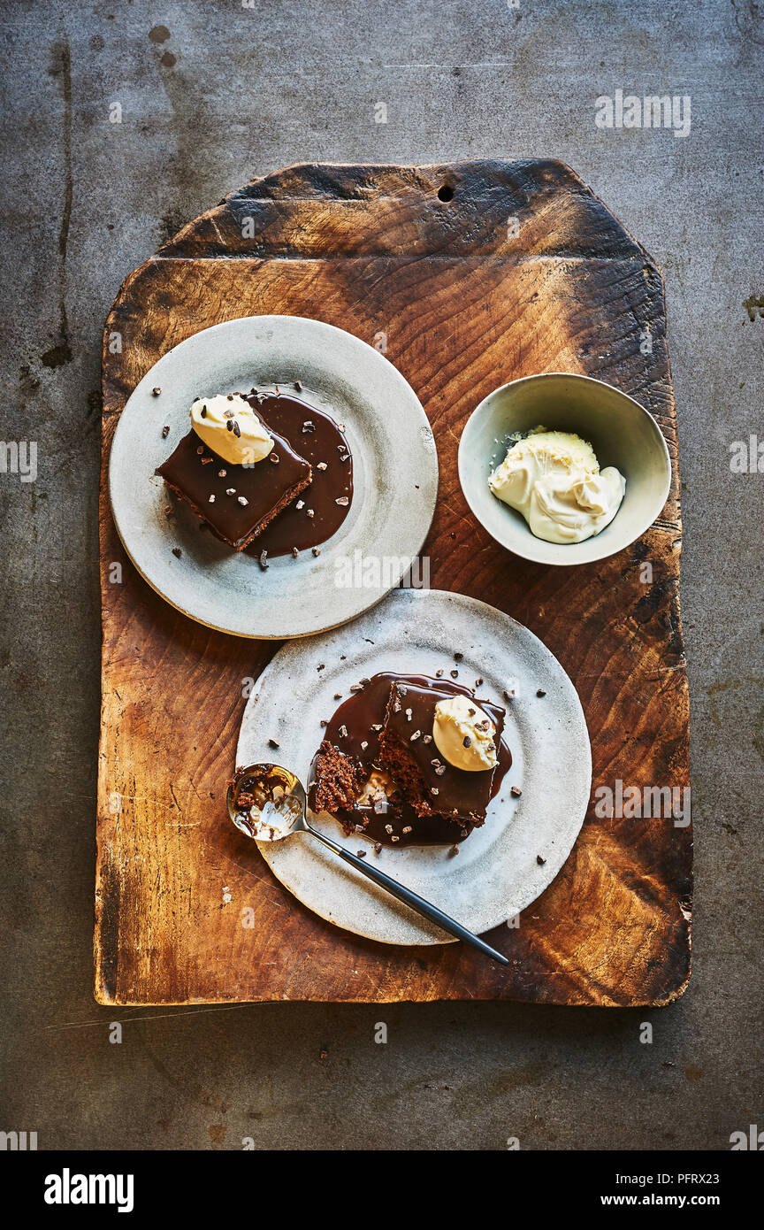 Gesalzen Karamell, Tee und Abb. brownie Pudding Stockfoto