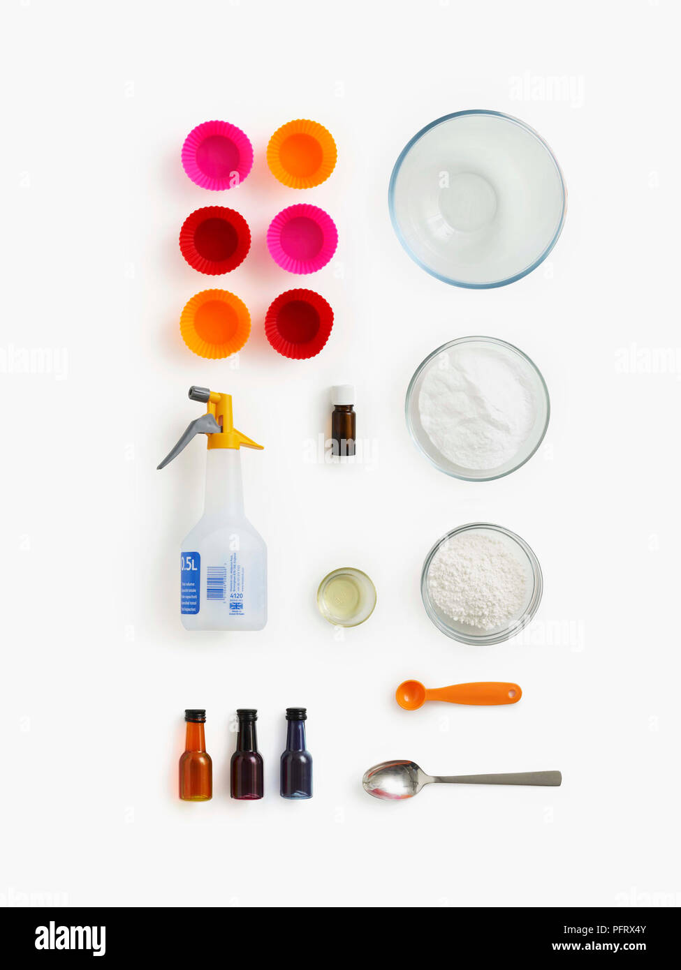 Benötigte Materialien Bad Bomben zu machen. Wissenschaft experiemnt, zu Hause zu tun. Die benötigten Materialien sind Kuchen Formen, eine große Schüssel, ätherisches Öl, Creme von Tartar, Wasser in eine Sprühflasche, Olivenöl, Natron, Teelöffel, fod Färbung und einen Eßlöffel. Stockfoto
