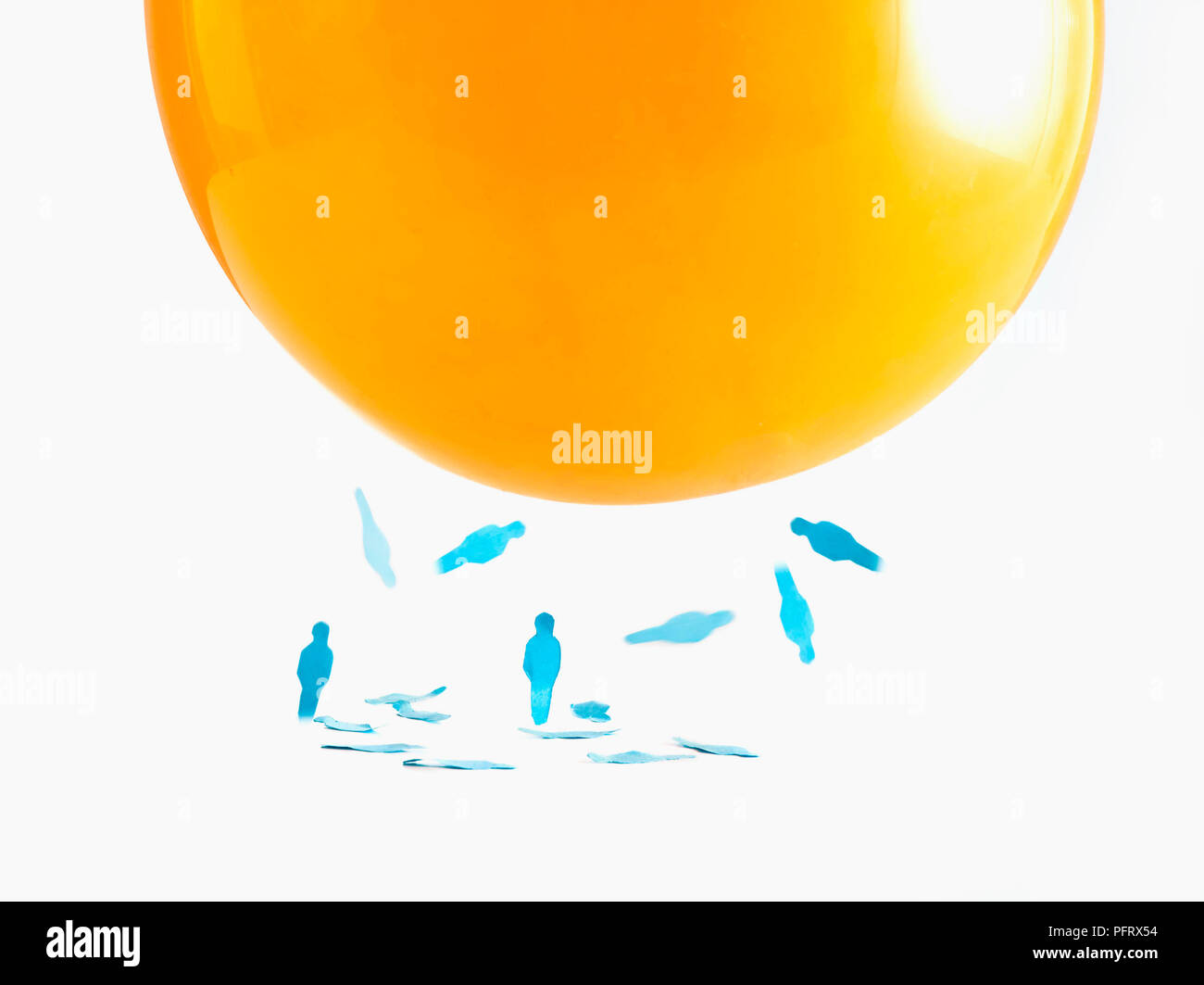 Springen Papier Menschen experimentieren Schritt 2 von 2", blau bits Papier geformt wie Menschen zu Orange Balloon aufgrund statischer Elektrizität angezogen Stockfoto