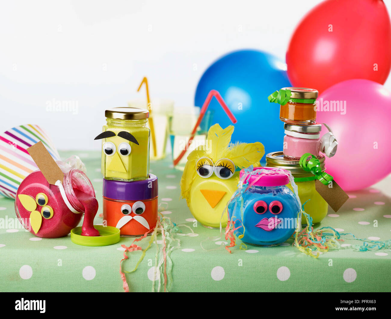 Klebriger Schleim Experiment, Gläser von Schleim für eine Geburtstagsfeier eingerichtet Stockfoto