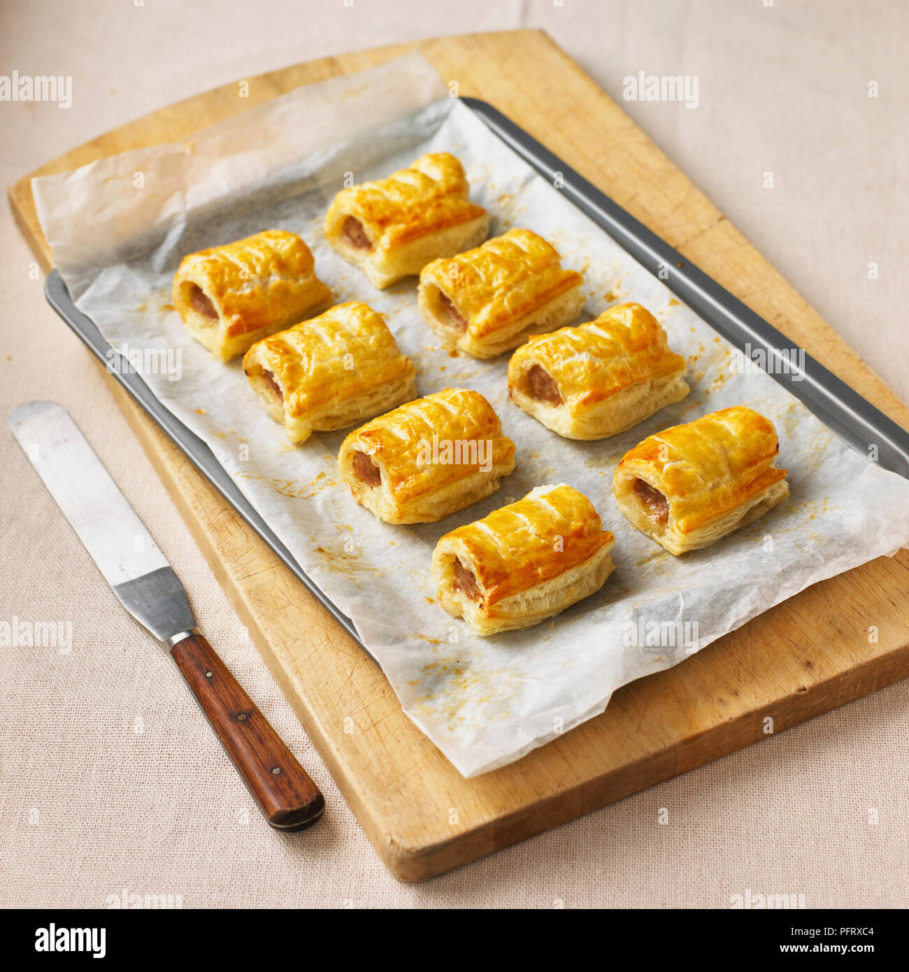 Wurst rollen auf Backblech Stockfoto