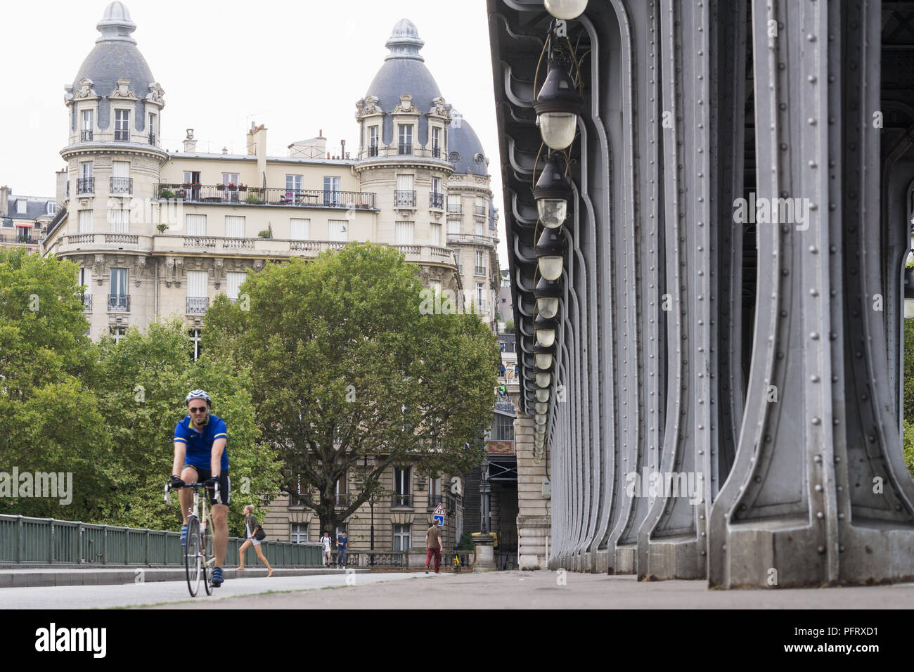 Paris mit dem Fahrrad - Man Radfahren entlang der Bir Hakeim Brücke in Paris, Frankreich, Europa. Stockfoto