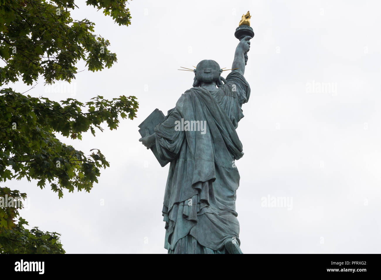 Freiheitsstatue in Paris - Rückansicht der Freiheitsstatue Replik, auf der Ile aux Cygne im 15. arrondissement von Paris, Frankreich, Europa. Stockfoto