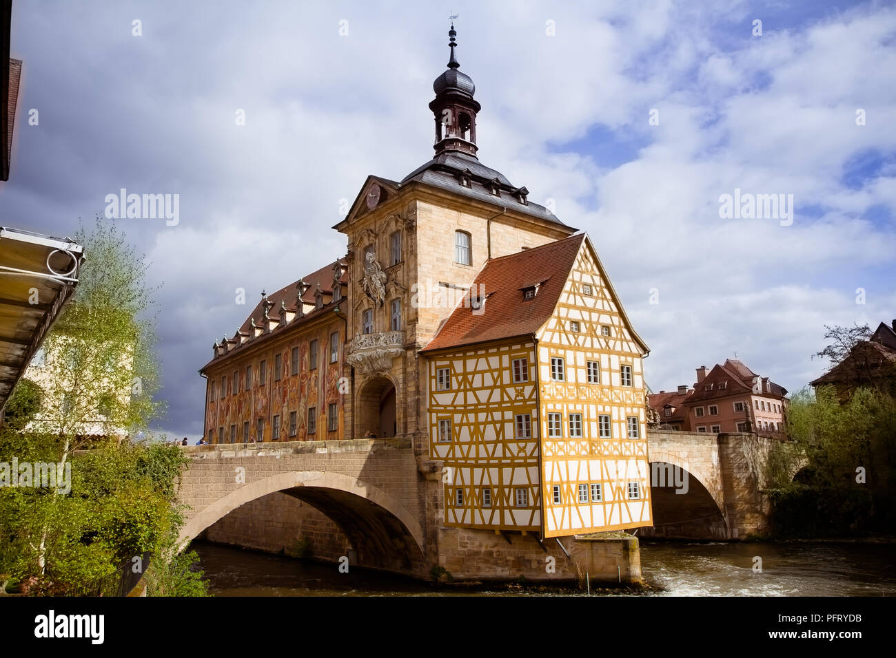 April 2017 - Blick auf das alte Rathaus auf der Brücke in Bamberg, Deutschland; die Stadt ist von der UNESCO zum Weltkulturerbe Stockfoto