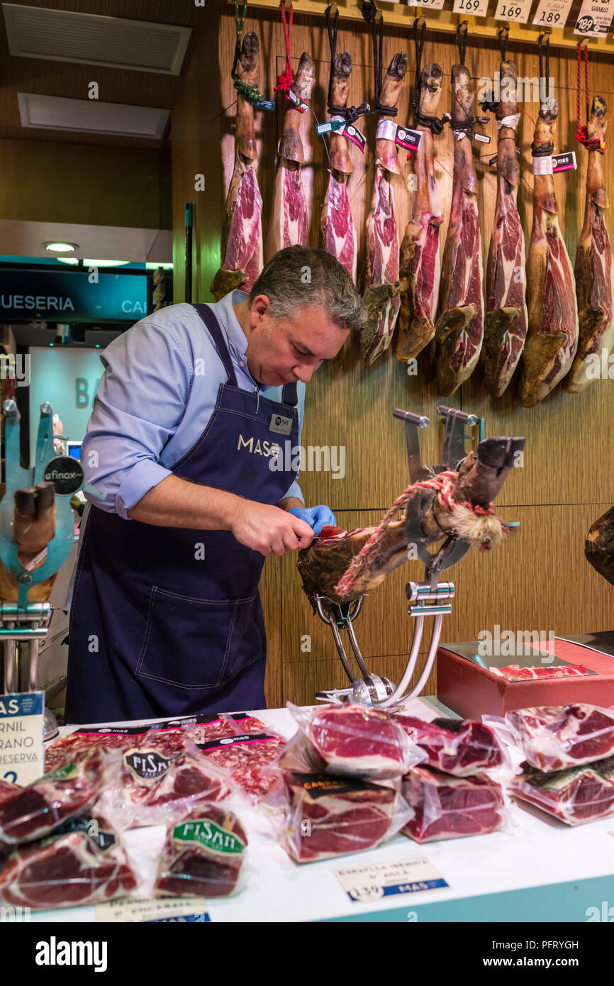 Barcelona, Spanien - 27. März 2018: Metzger am Mercat de la Boqueria in Barcelona, Spanien. Dieser Markt ist seit 1217 bekannt. Stockfoto