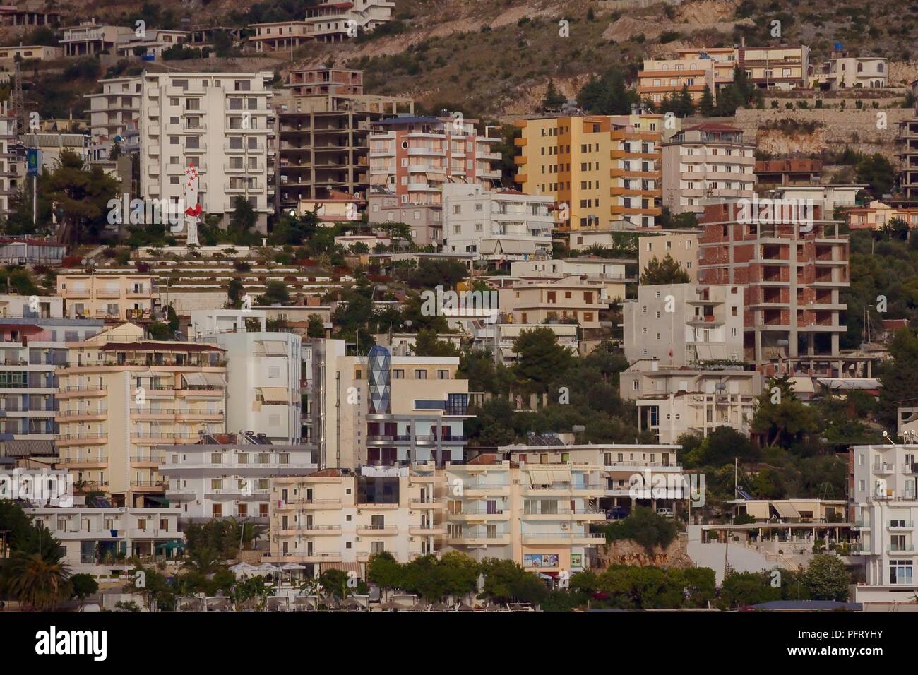 Ju ne 2014-Wände und windiws von Gebäuden am Ufer der Stadt Saranda, Albanien, Ansicht vom Meer Stockfoto