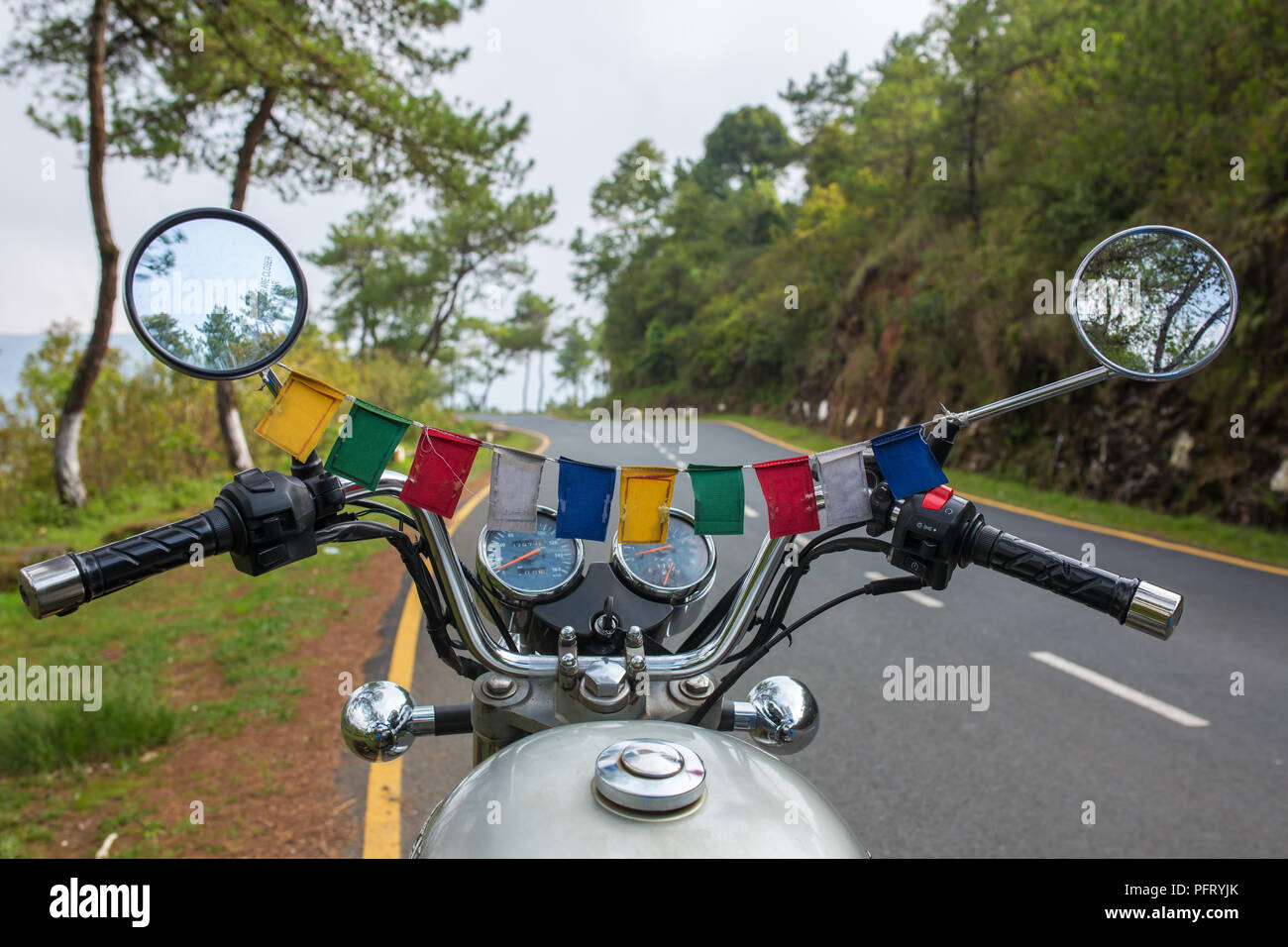 Motorradfahren in der nordöstlichen Region von Indien. Blick von der Rider Seite. Stockfoto