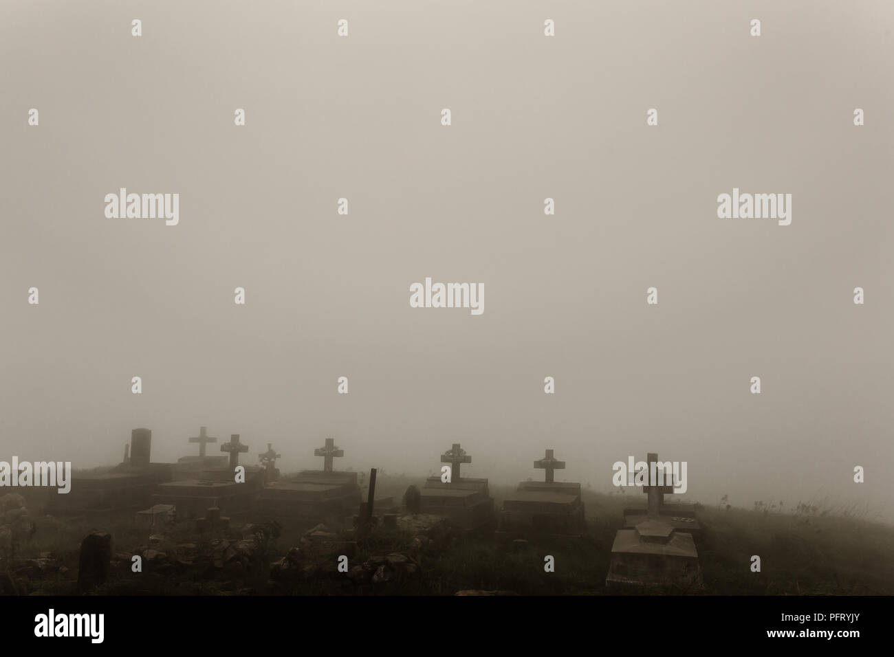 Alte Christliche Friedhof mit Kreuzen. Schwarzweiß-Foto mit einer Kopie. Düstere Stimmung halloween Konzept Stockfoto