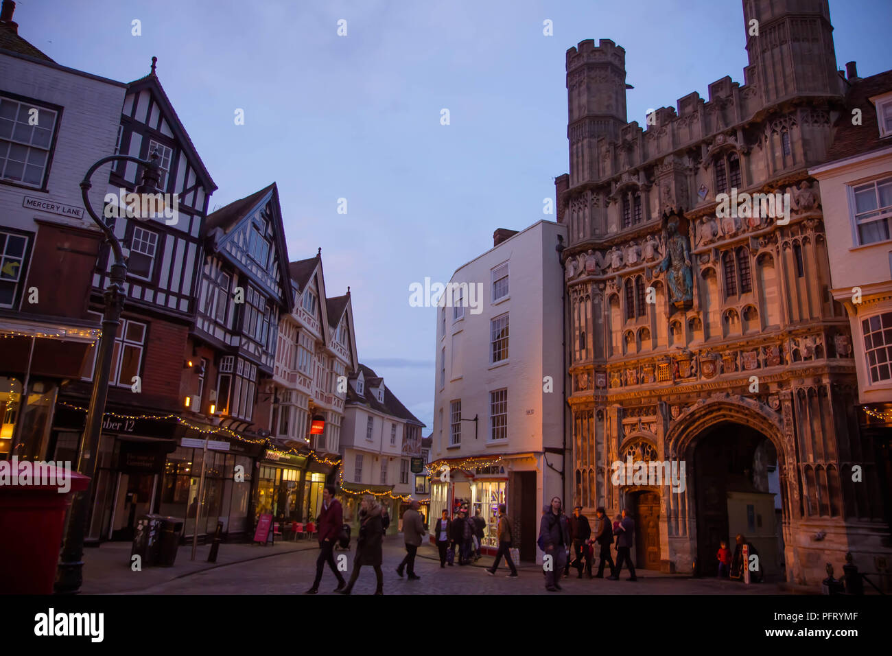 Dezember 2015 - Butter Marktplatz in Canterbury, Großbritannien, mit Touristen vor dem Eingang zur Canterbury Kathedrale, eines der ältesten und berühmtesten Stockfoto