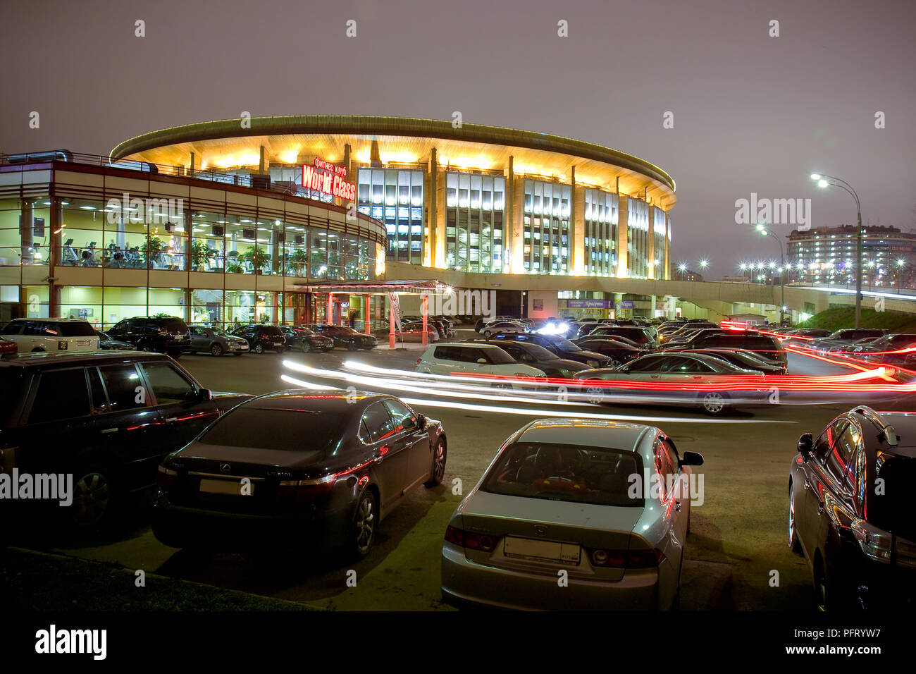 November 2011 - Nacht Blick auf Olimpisky (Olympische) Stadion in Moskau, Russland; es war für die Olympischen Spiele 1980 gebaut Stockfoto