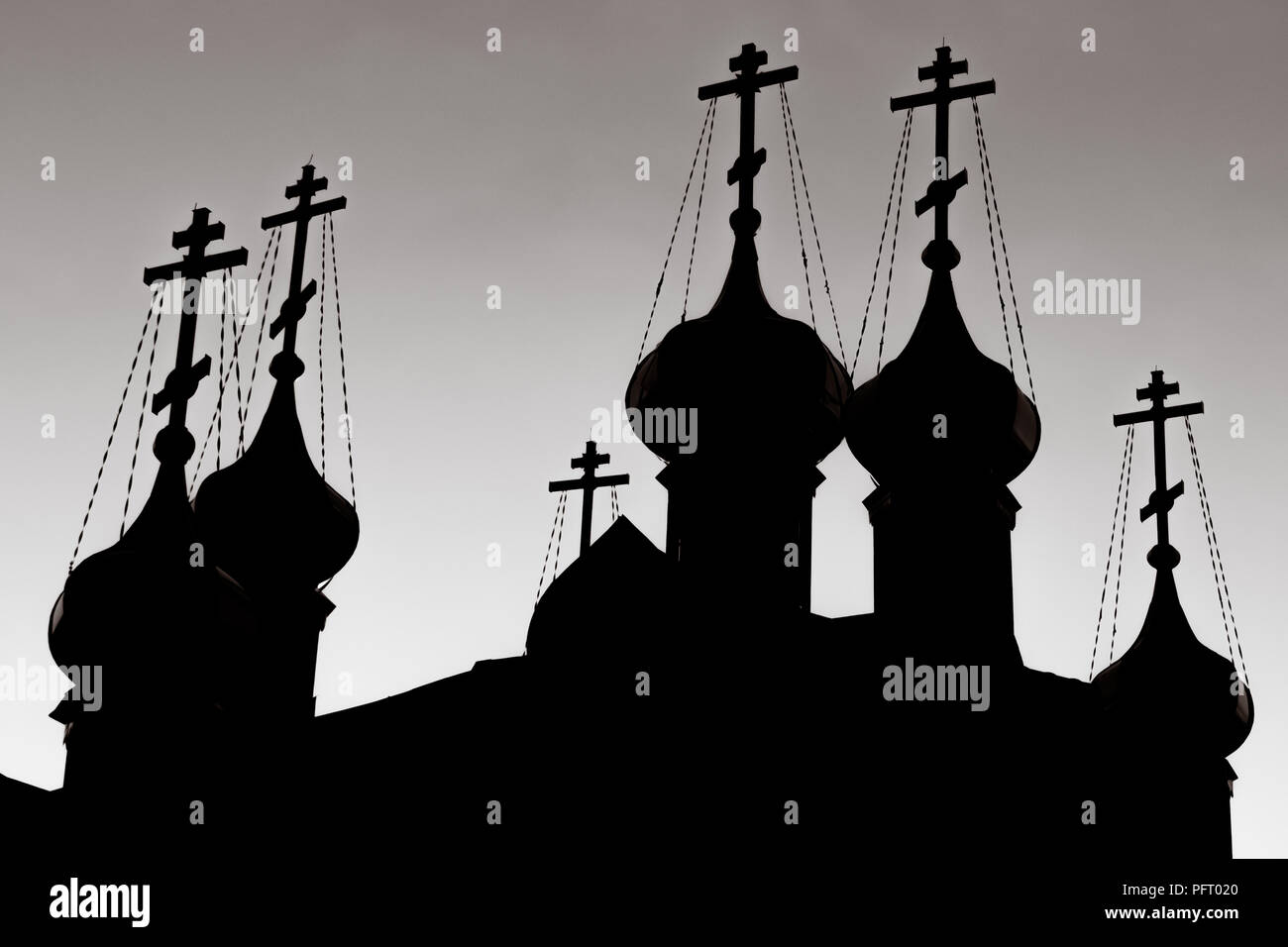 Oktober 2017, Perm, Russland - Silhouette der Kirche der Heiligen Cosmas und Damian auf dem Gebiet von Uljanowsk Regionalen klinischen Krankenhaus gebaut Stockfoto