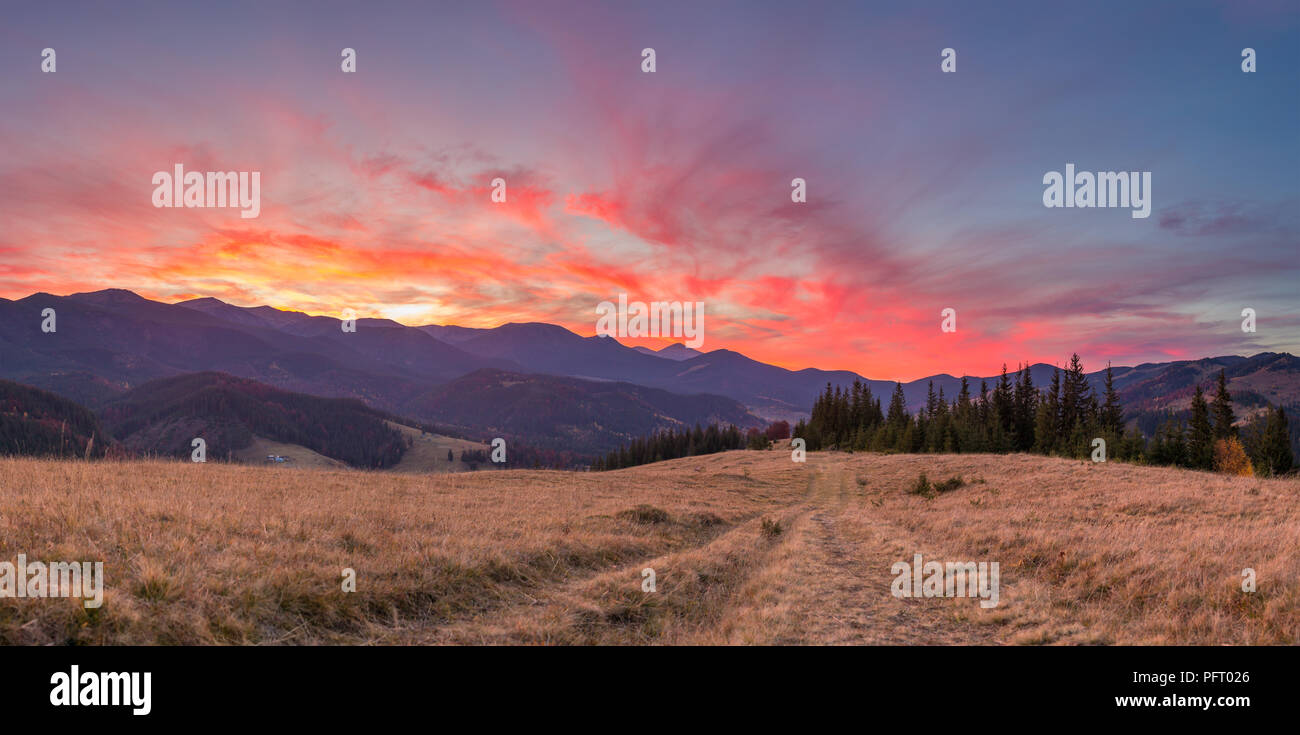 Majestic Sonnenuntergang Himmel in den Karpaten, Landschaft, in der Ukraine. Stockfoto