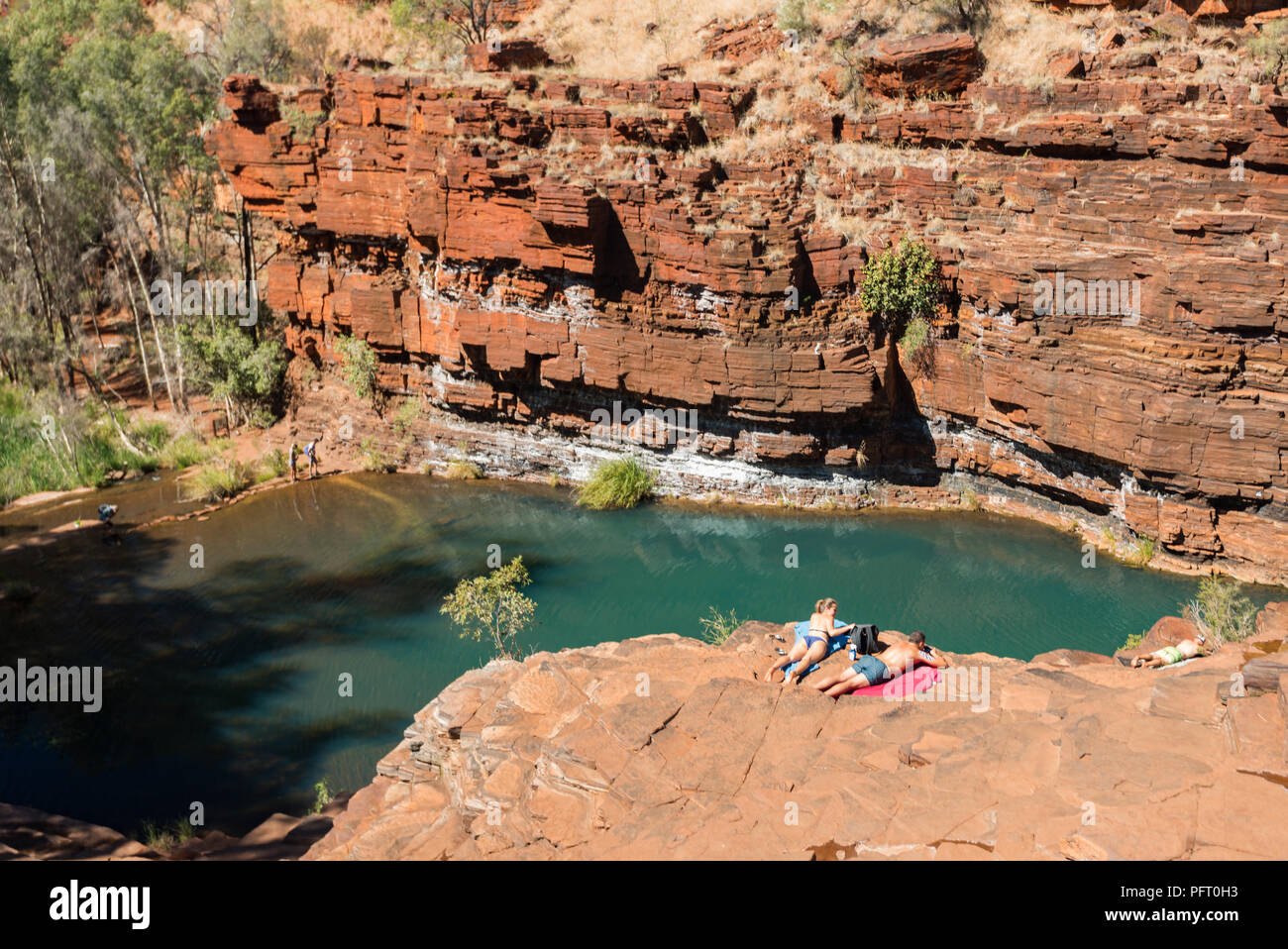 Genießen Sie die Sonne bei Fortescue Falls, Dales Gorge Karijini, Western Australia Stockfoto