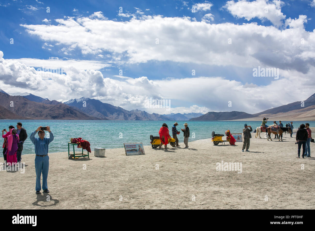 Pangong Tso, Indien - 11. Juni 2017: Unbekannter indischer Touristen, die Foto auf einem berühmten gelben Scooter vom berühmten Bollywood Film drei Idioten. Stockfoto