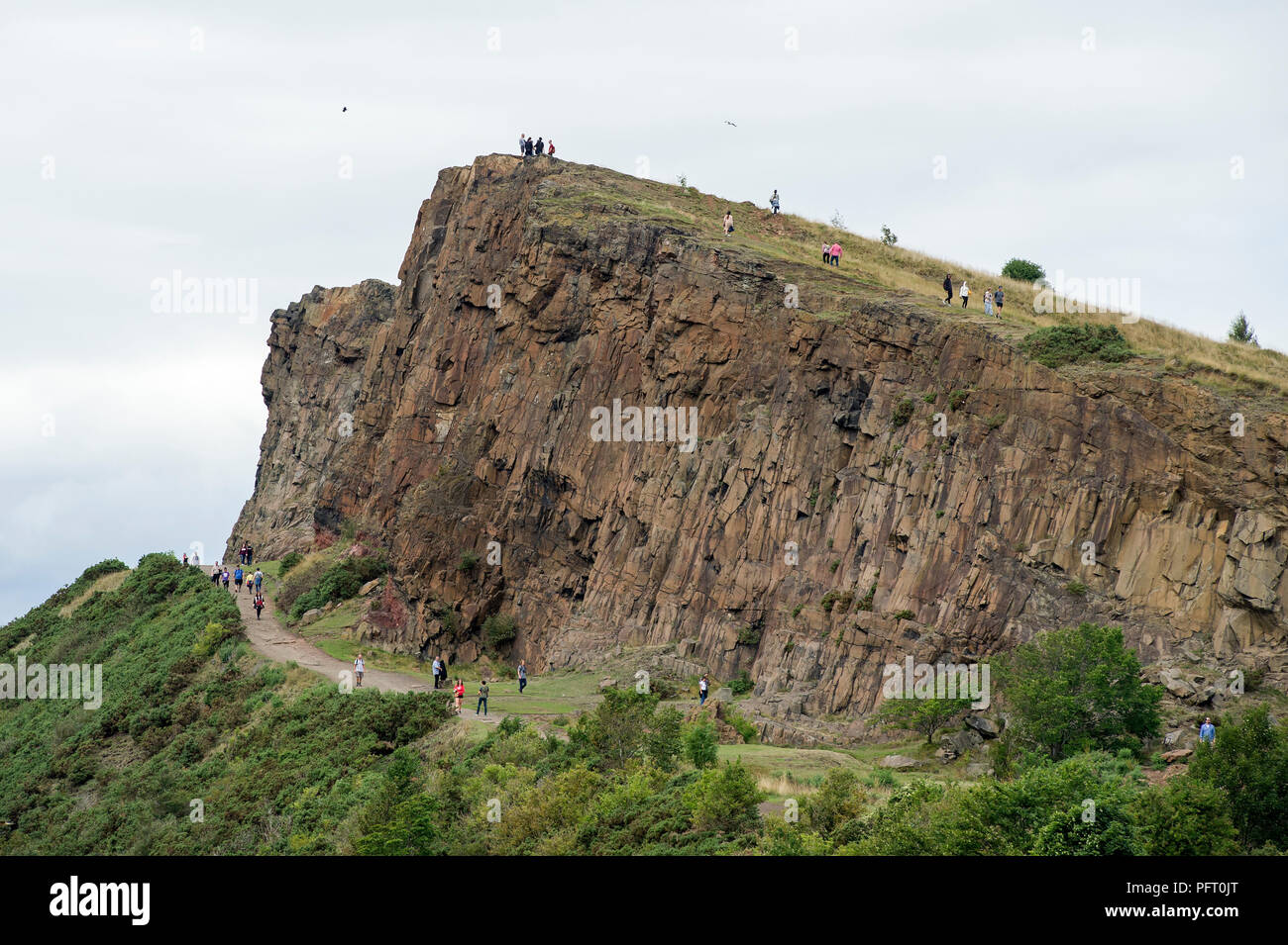 Blick auf den Arthur's Seat und die Radikale Straße in Holyrood Park, dem Edinburgh, Schottland. Stockfoto