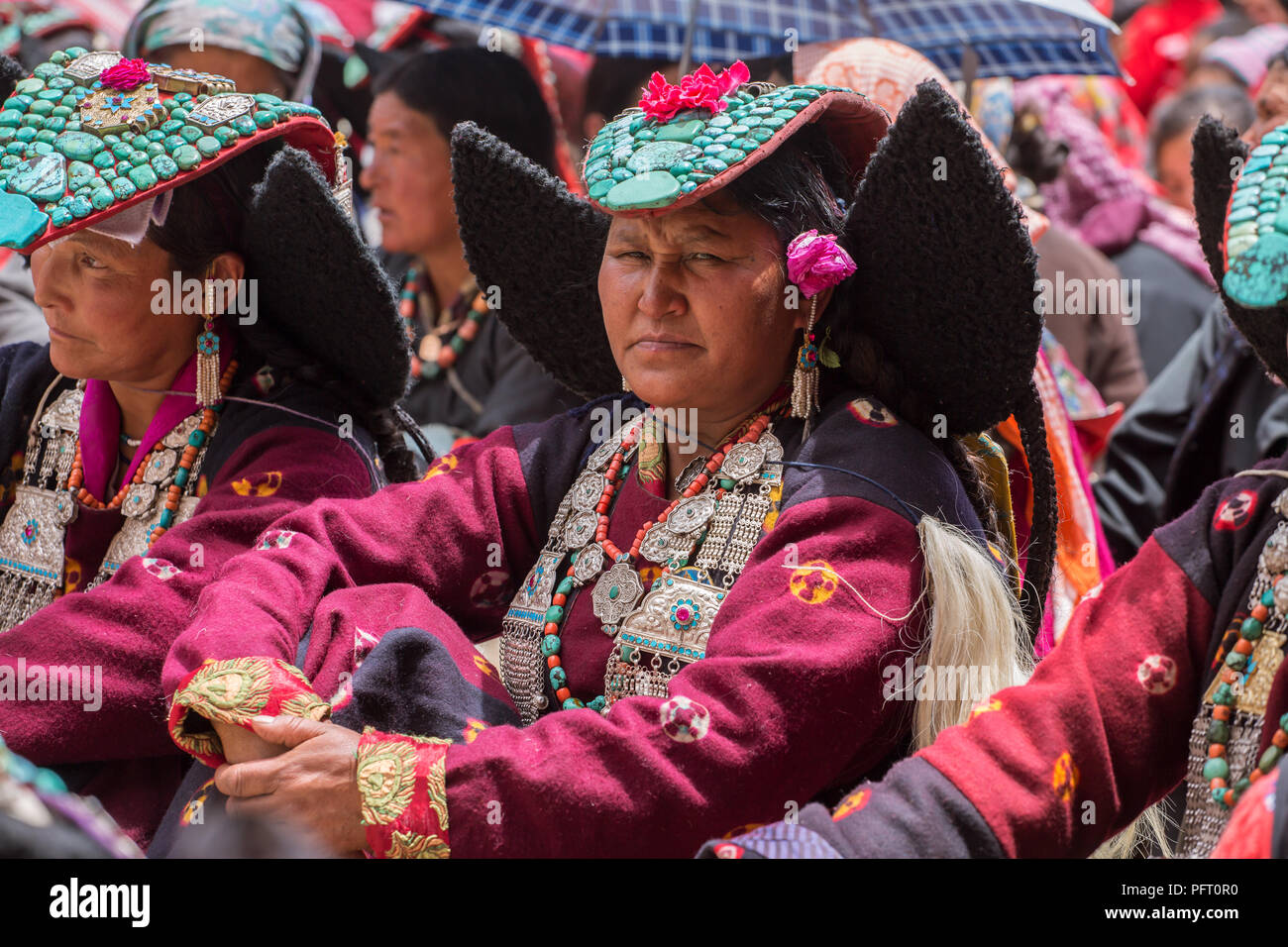 Lamayuru, Indien - 19. Juni 2017: Unbekannter Zanskari Frauen, ethnischen traditionelle Ladakhi Kopfschmuck mit Türkis namens Perakh Perak, L Stockfoto