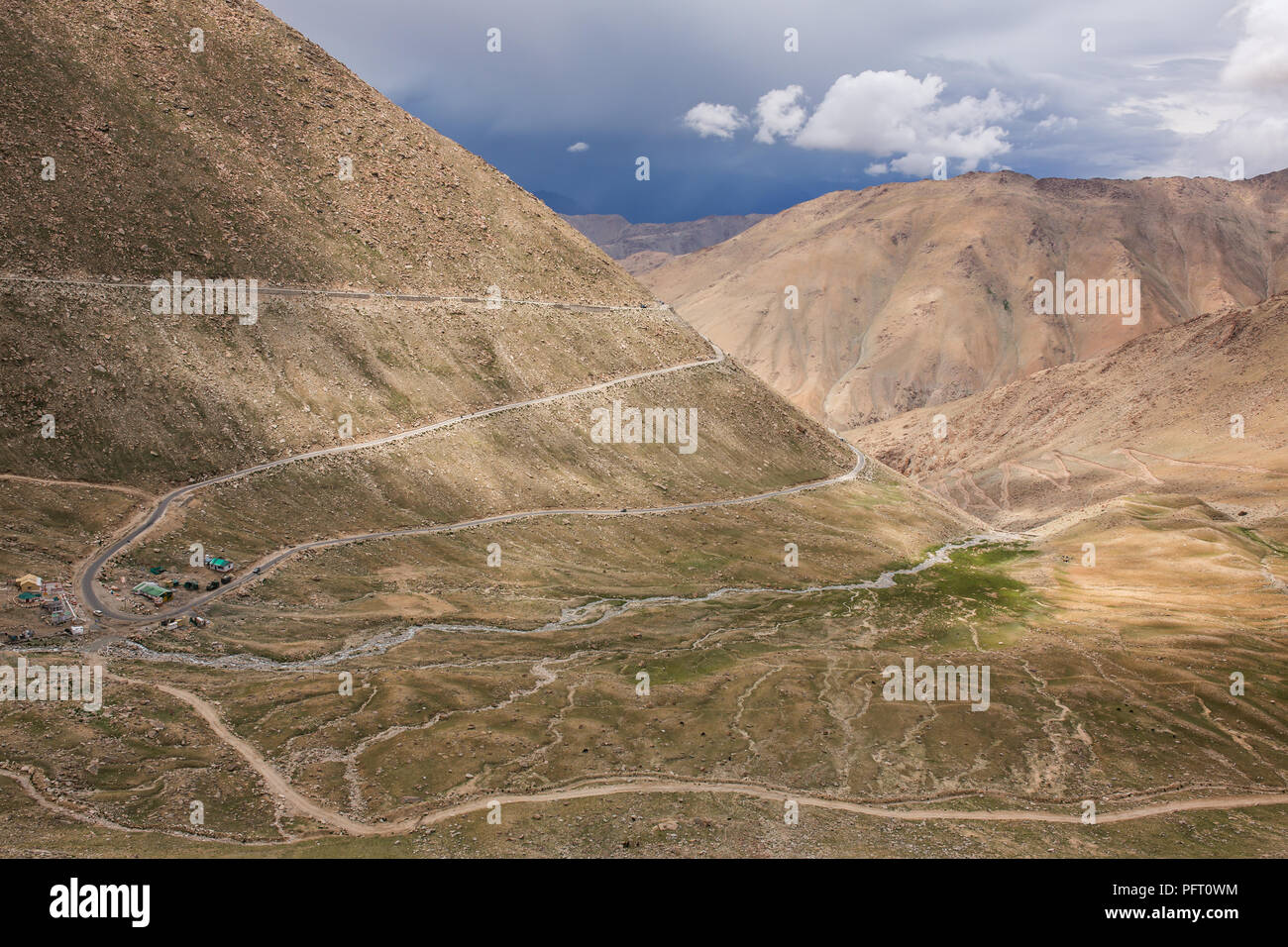 Mountain Road klettern bis zum Pass in Himalaya Ladakh region, Indien Stockfoto