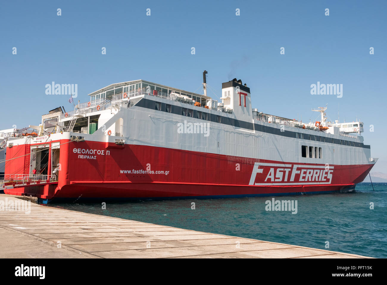 Rafina, Griechenland - 15. Mai 2018: FastFerries Firma Yacht in den Hafen von Rafina anreisen. FastFerries Unternehmen ist einer der größten griechischen Versand compa Stockfoto