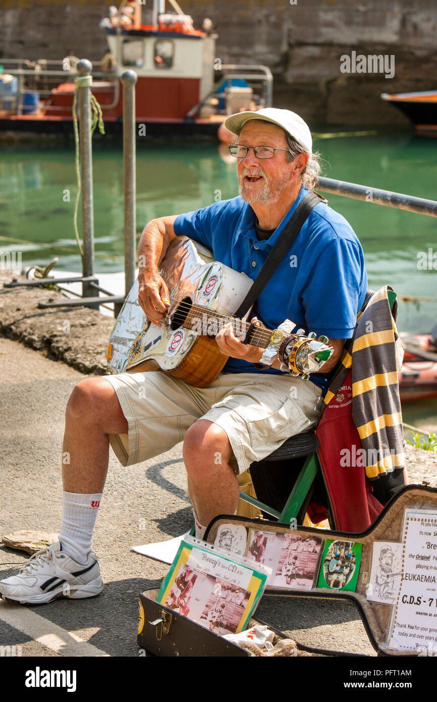 England, Cornwall Padstow, North Quay, Fundraising busker John Breeze Gitarre spielen zugunsten der Leukämie Busters Liebe Stockfoto
