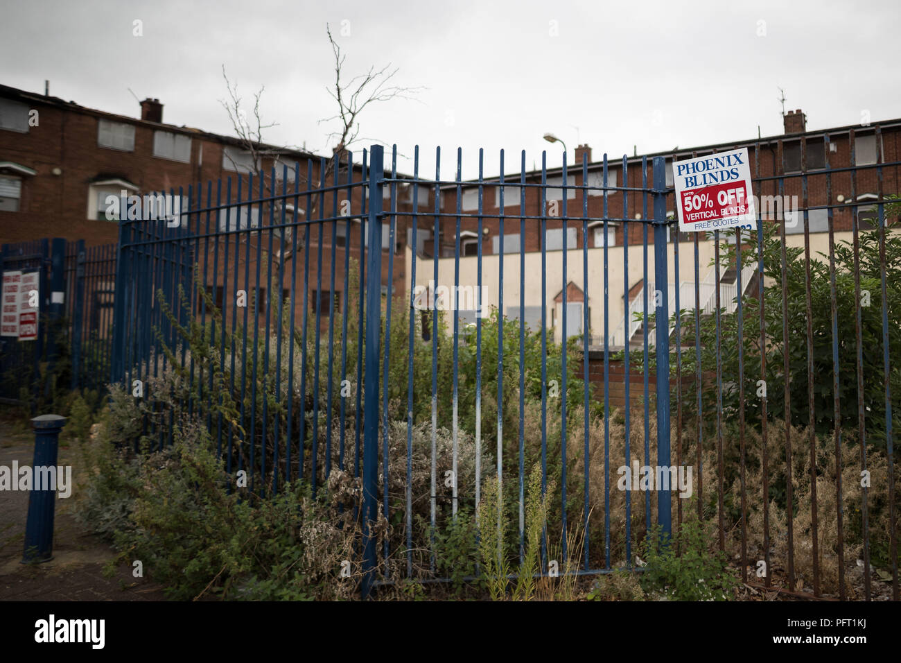 Shuttered Wohnungen an der verfallenen Poolway Einkaufszentrum in Garretts Green, Birmingham. 1961 errichtet, es war einst ein blühendes Handelszentrum mit lokalen und grossen Marke Geschäfte, hat aber eine Geisterstadt geworden, nur einige Monate nach dem Schließen. Stockfoto