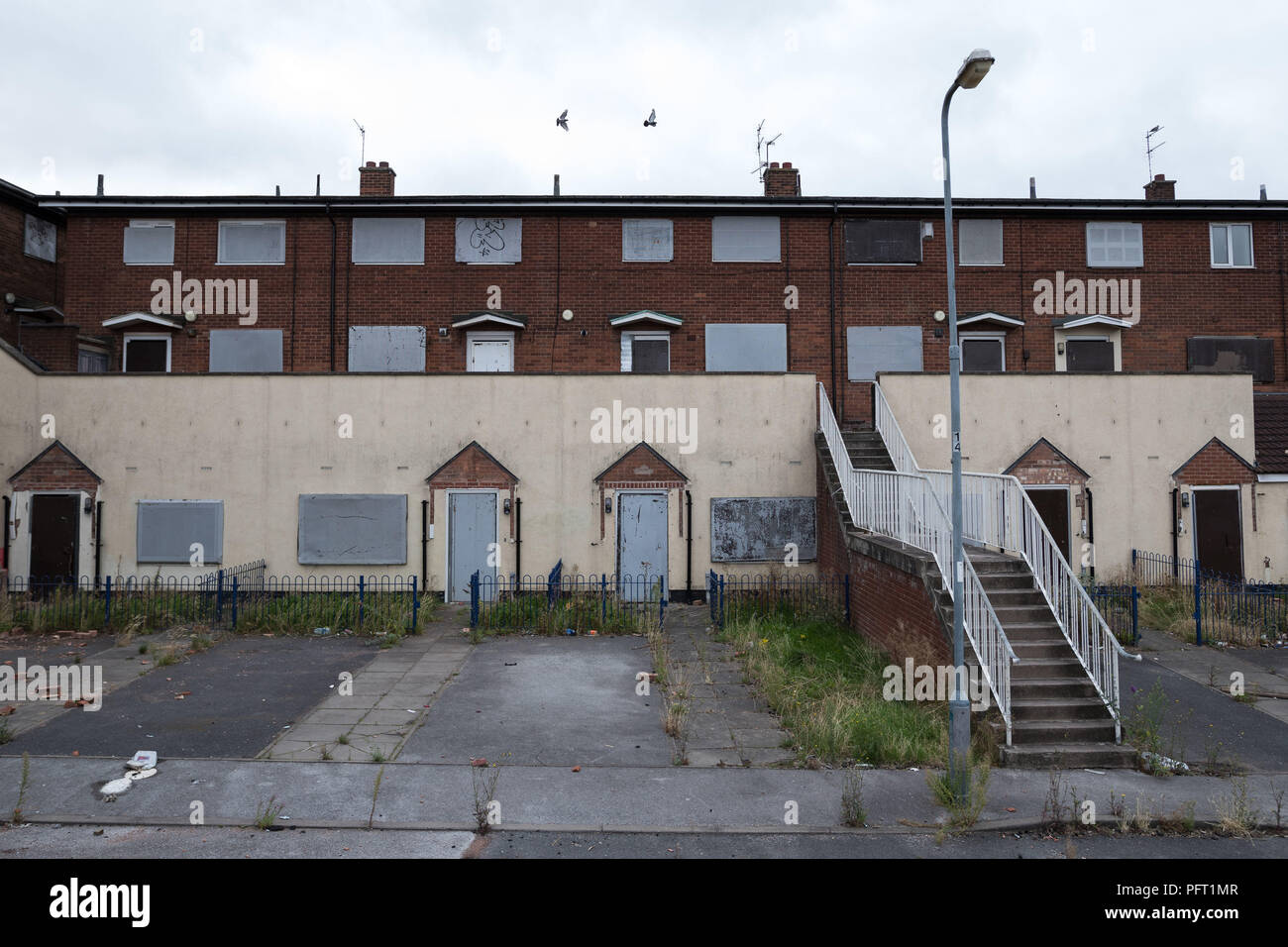 Shuttered Wohnungen an der verfallenen Poolway Einkaufszentrum in Garretts Green, Birmingham. 1961 errichtet, es war einst ein blühendes Handelszentrum mit lokalen und grossen Marke Geschäfte, hat aber eine Geisterstadt geworden, nur einige Monate nach dem Schließen. Stockfoto