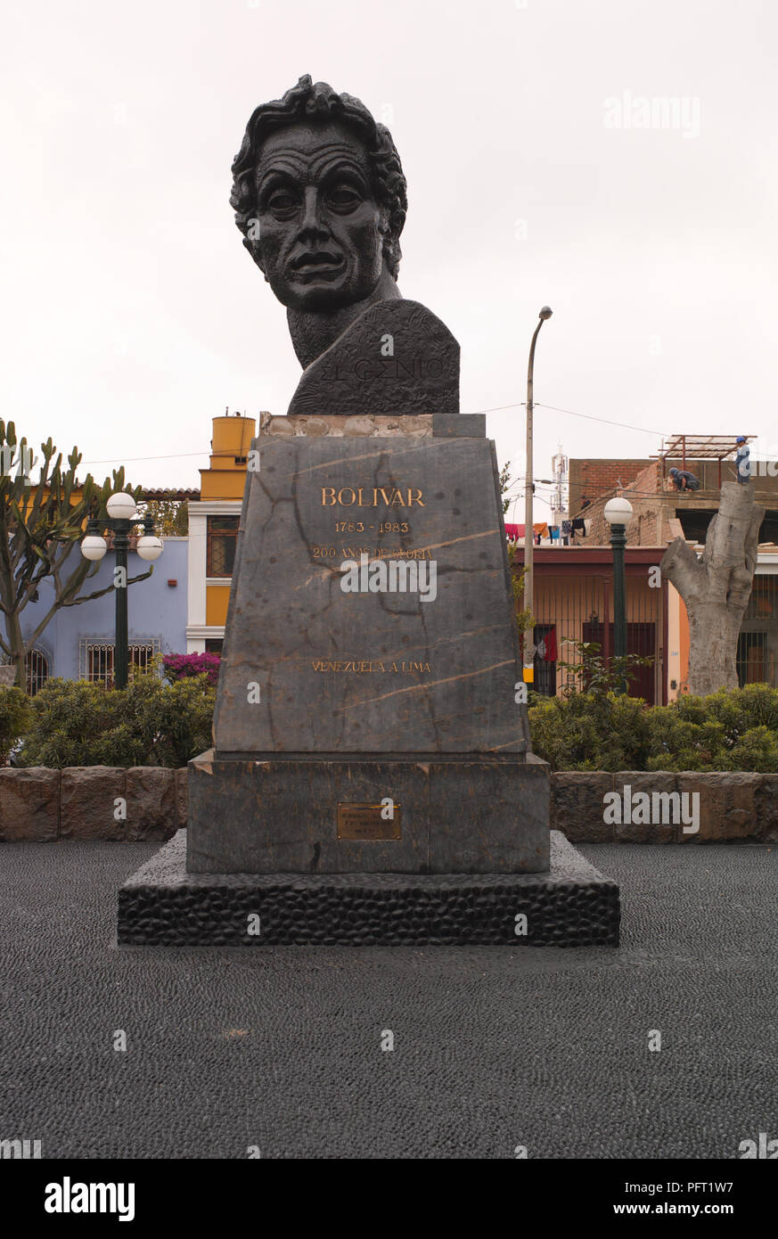 LIMA, PERU - 4. AUGUST 2010: Eine Statue von Simon Bolivar auf der Plaza Bolivar, Pueblo Libre, Lima, Peru. Stockfoto