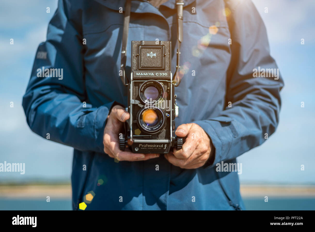 Person, die einen Retro twin lens reflex Kamera. Close Up, Taille. Stockfoto
