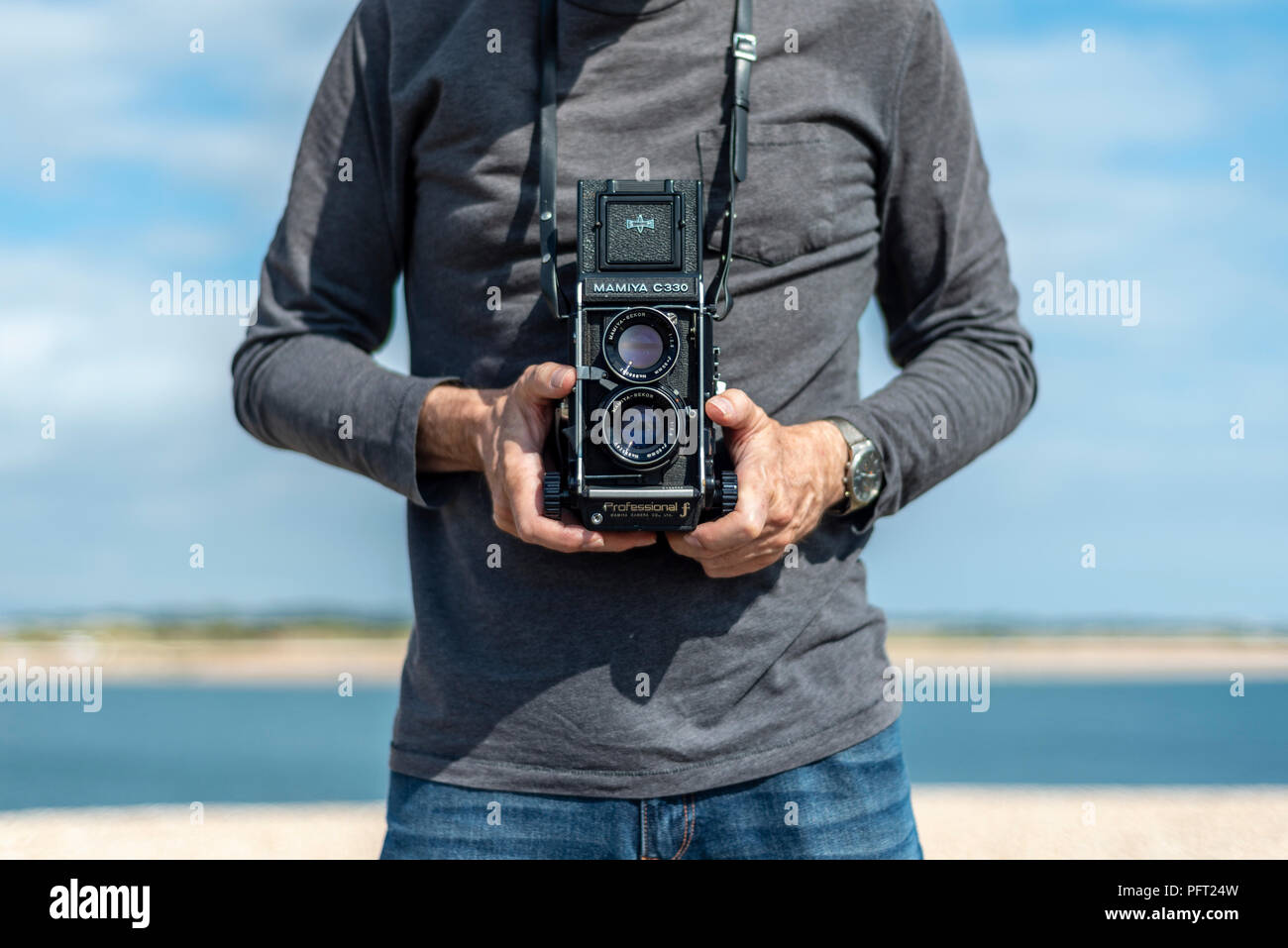 Person, die einen Retro twin lens reflex Kamera. Close Up, Taille. Stockfoto