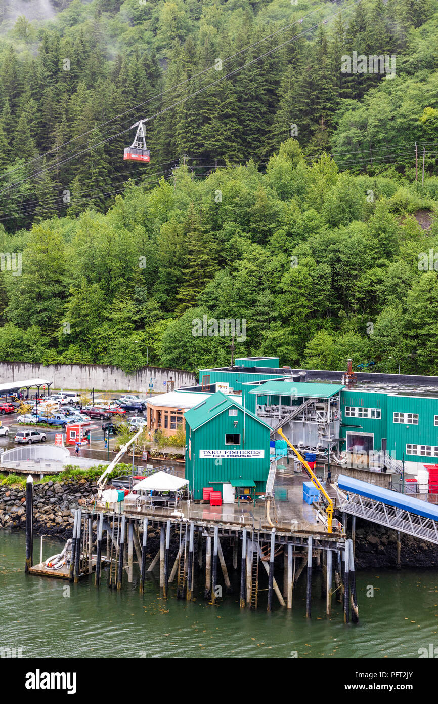 Die Seilbahn auf dem Mount Roberts Tramway und das Ice House für Taku Fischerei im Hafen von Juneau die Hauptstadt von Alaska, USA Stockfoto