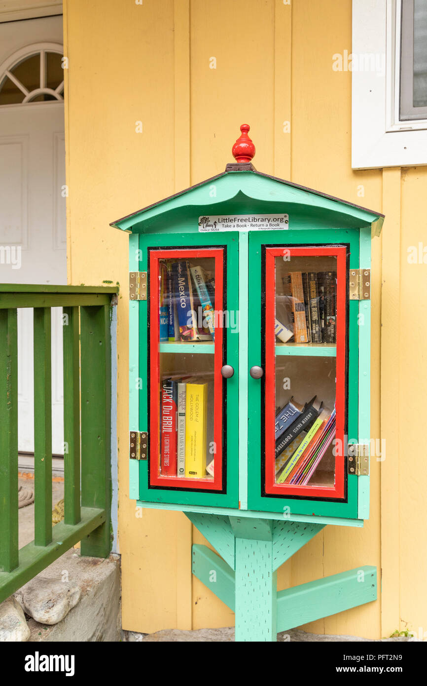 Eine freie Bibliothek (nehmen Sie ein Buch - ein Buch) außerhalb eines Hauses in Juneau die Hauptstadt von Alaska, USA Stockfoto