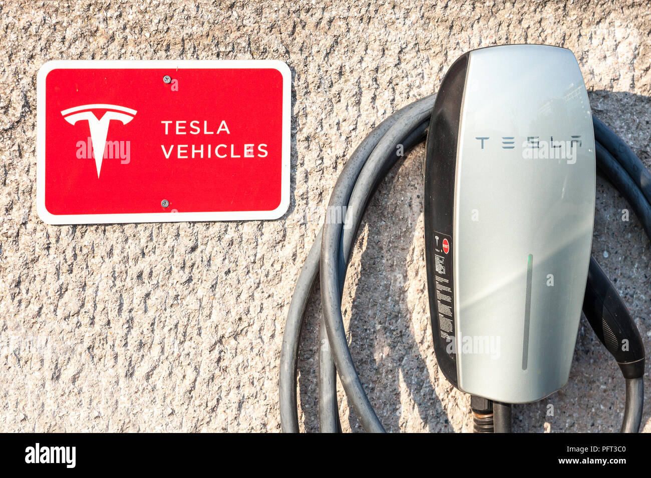 Belgrad, SERBIEN - 21. AUGUST 2018: Logo von Tesla auf der Ladestation in Belgrad. Tesla ist spezialisiert auf Fahrzeuge mit Elektroantrieb, Akku Energie s Stockfoto