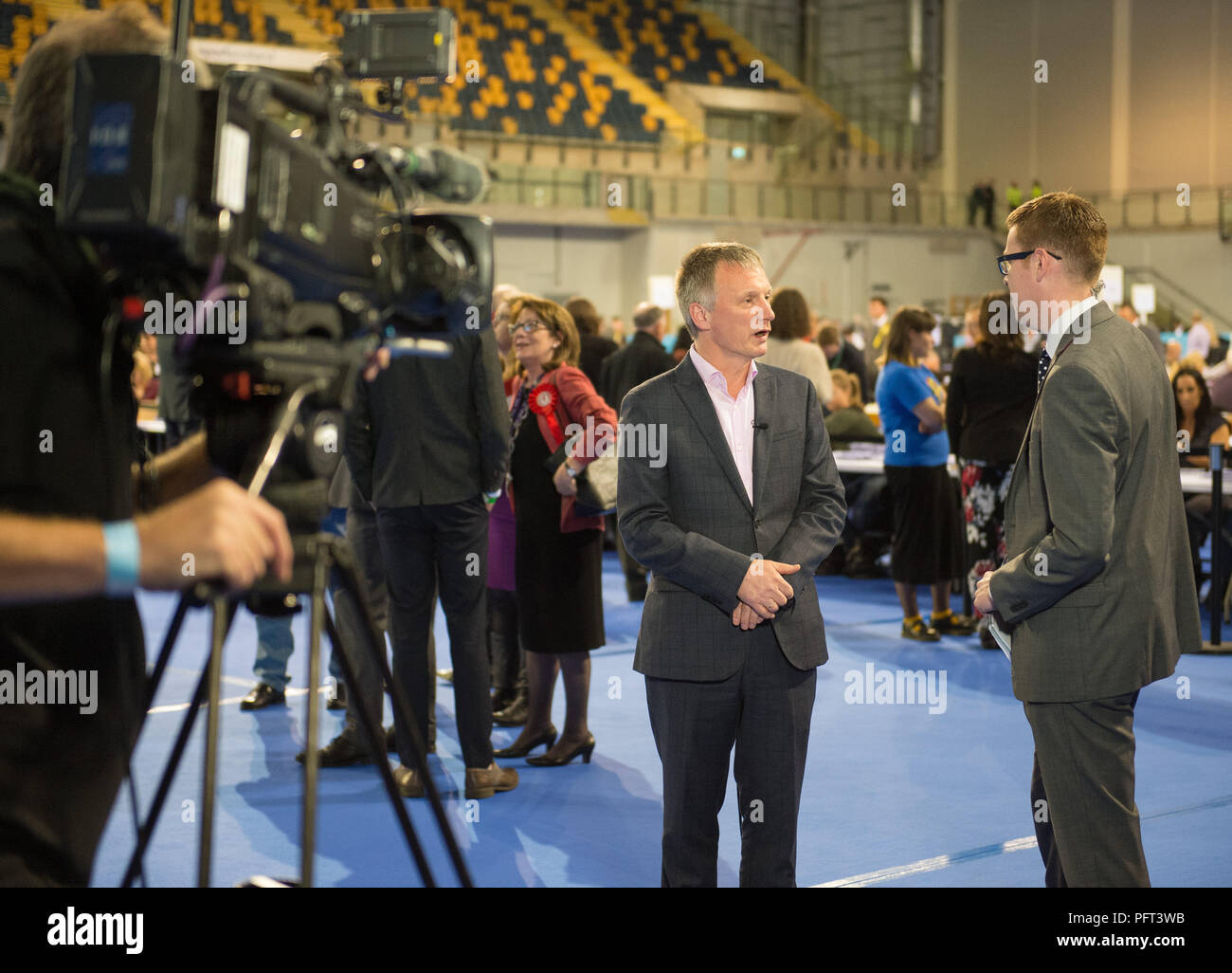 TV-Interview während der Auszählung der Stimmen hinter, Großbritannien Parlamentswahlen, Emirates Sir Chris Hoy Stadion Glasgow, 9. Juni 2017 Stockfoto