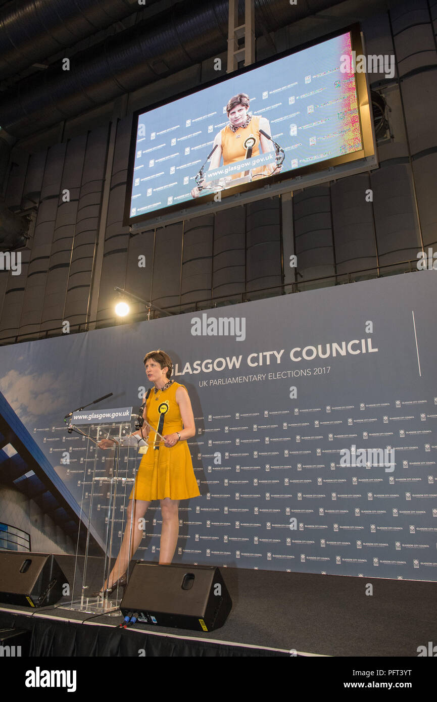 SNP-Kandidat Alison Thewliss gewinnt die Glasgow Central Sitz, britischen Parlamentswahlen, Emirates Arena, Glasgow, 9. Juni 2017 Stockfoto