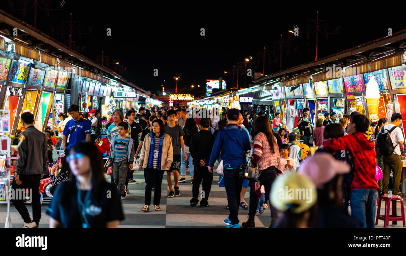 28. Februar 2018, Hualien Taiwan: Hualien Dongdamen touristische Night Market Street View voller Menschen Stockfoto
