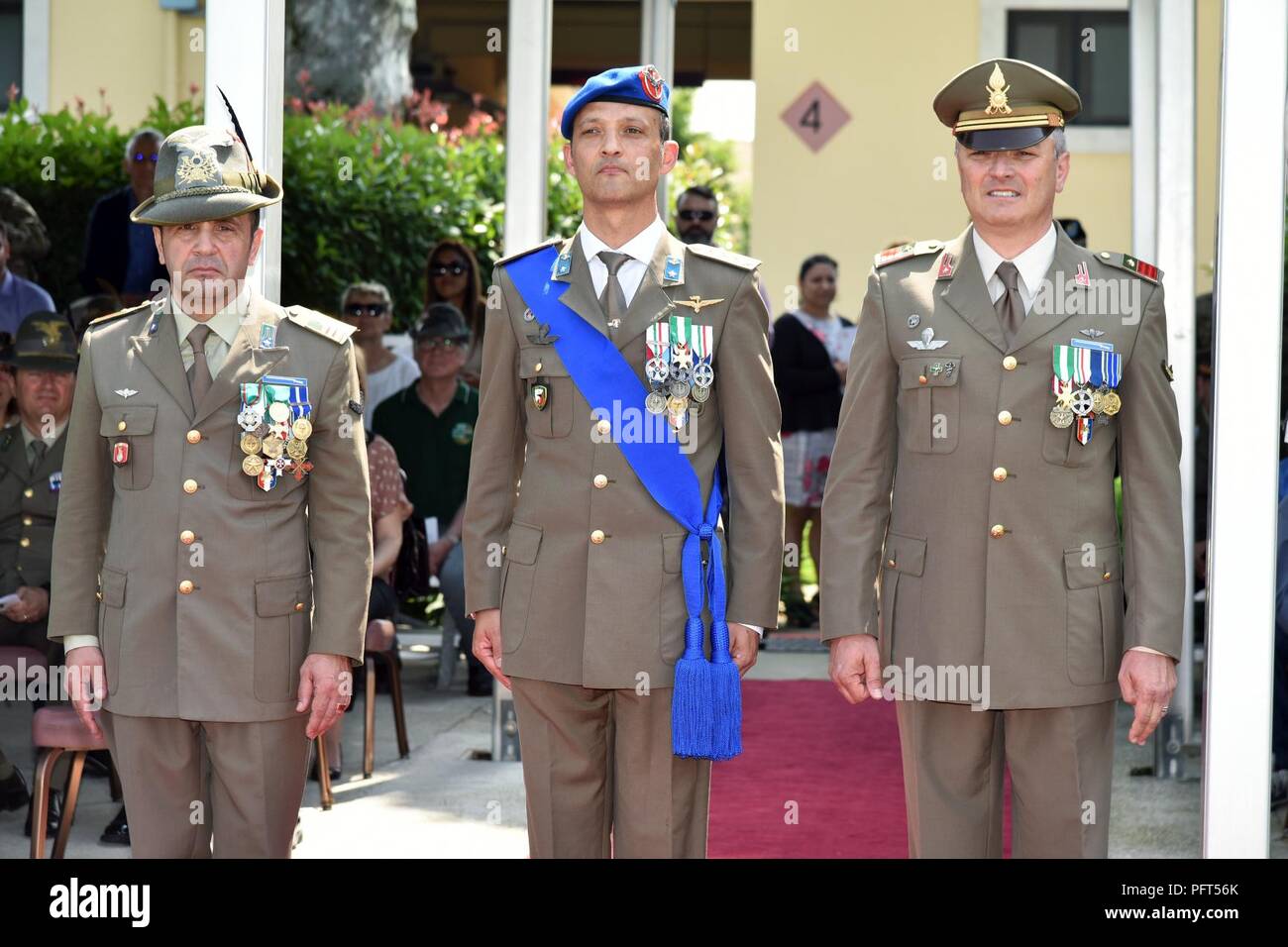 (Von links), italienische Armee ausgehende Befehl Sgt. Maj. Antonio Iparraguirre, Oberst Umberto D'Andria, Italienische Base Commander und eingehenden Befehl Sgt. Maj. Ennio Zavagno vorbereiten auf die Parade Feld während der italienischen Base Befehl Ändern in der Caserma Ederle in Vicenza, Italien, 31. Mai 2018 bis März. Stockfoto