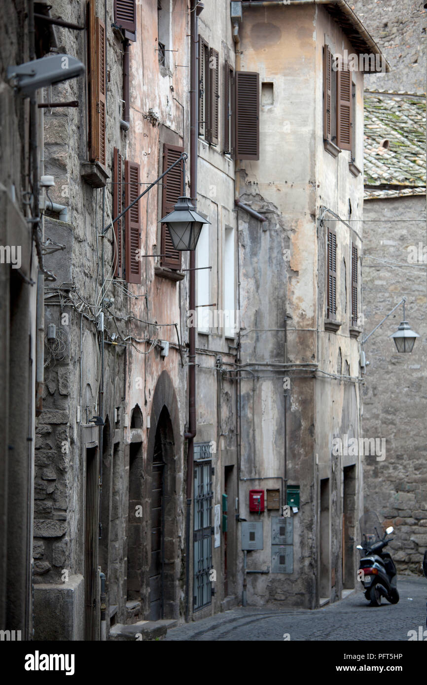 Italien, Latium, Provinz Viterbo, alte Gebäude säumen schmale Straße in der mittelalterlichen Stadt Stockfoto
