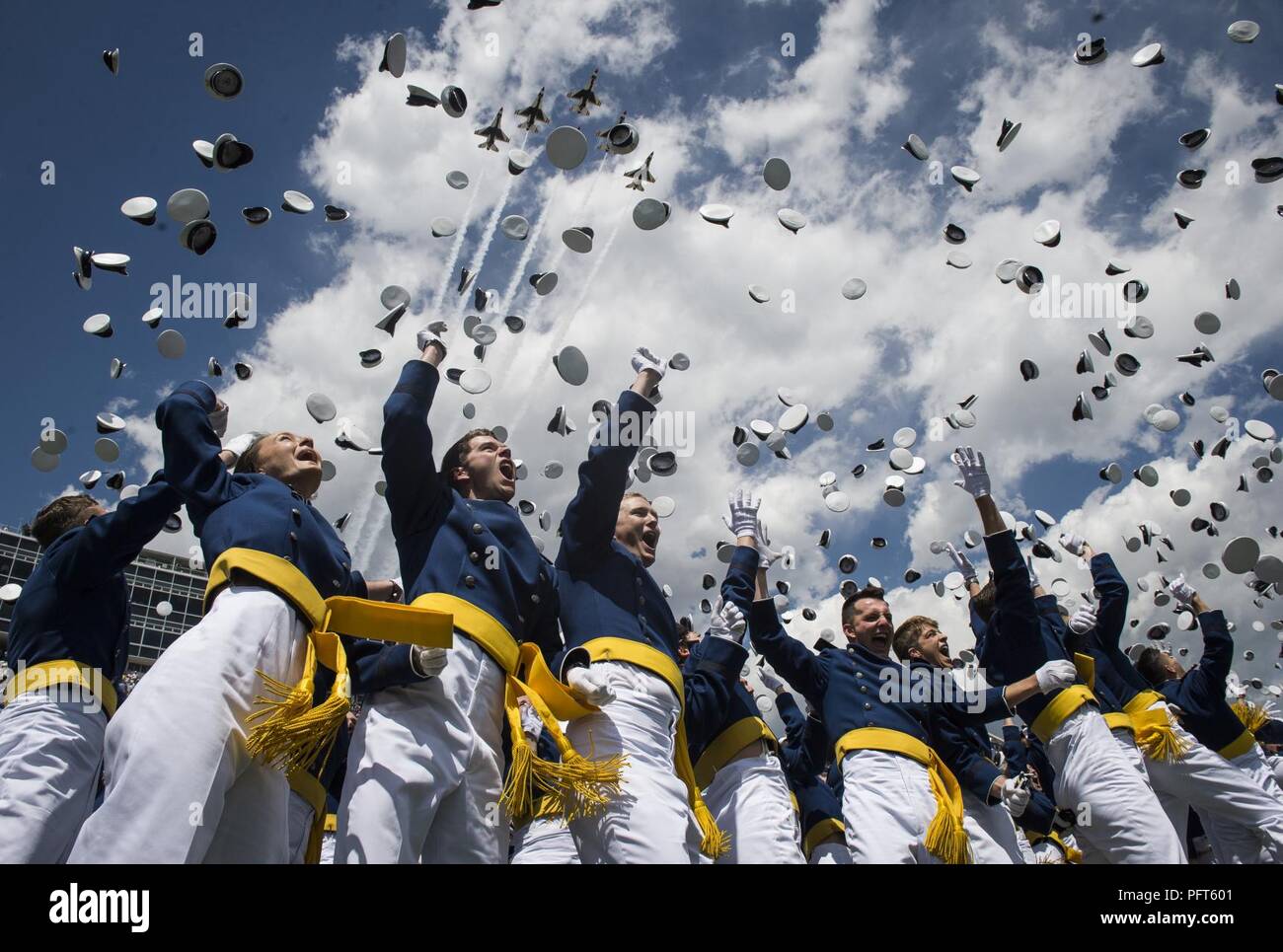 Die US Air Force Thunderbirds ein Fly-over als Absolventen der Air Force Academy ihre Hüte in die Luft an den Abschluss ihrer Anfang Zeremonie in Colorado Springs, Colorado, 23. Mai 2018 werfen. Stockfoto