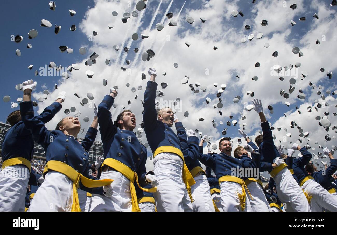 Absolventen der Air Force Academy ihre Hüte in die Luft werfen am Ende ihrer Anfang Zeremonie in Colorado Springs, Colorado, 23. Mai 2018. Stockfoto